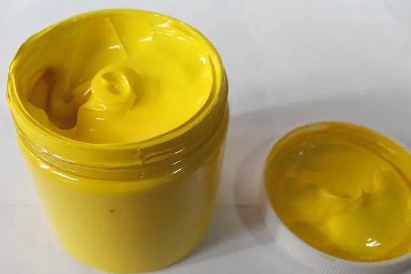 คุณสมบัติของสีเพสต์ PU สีเหลือง